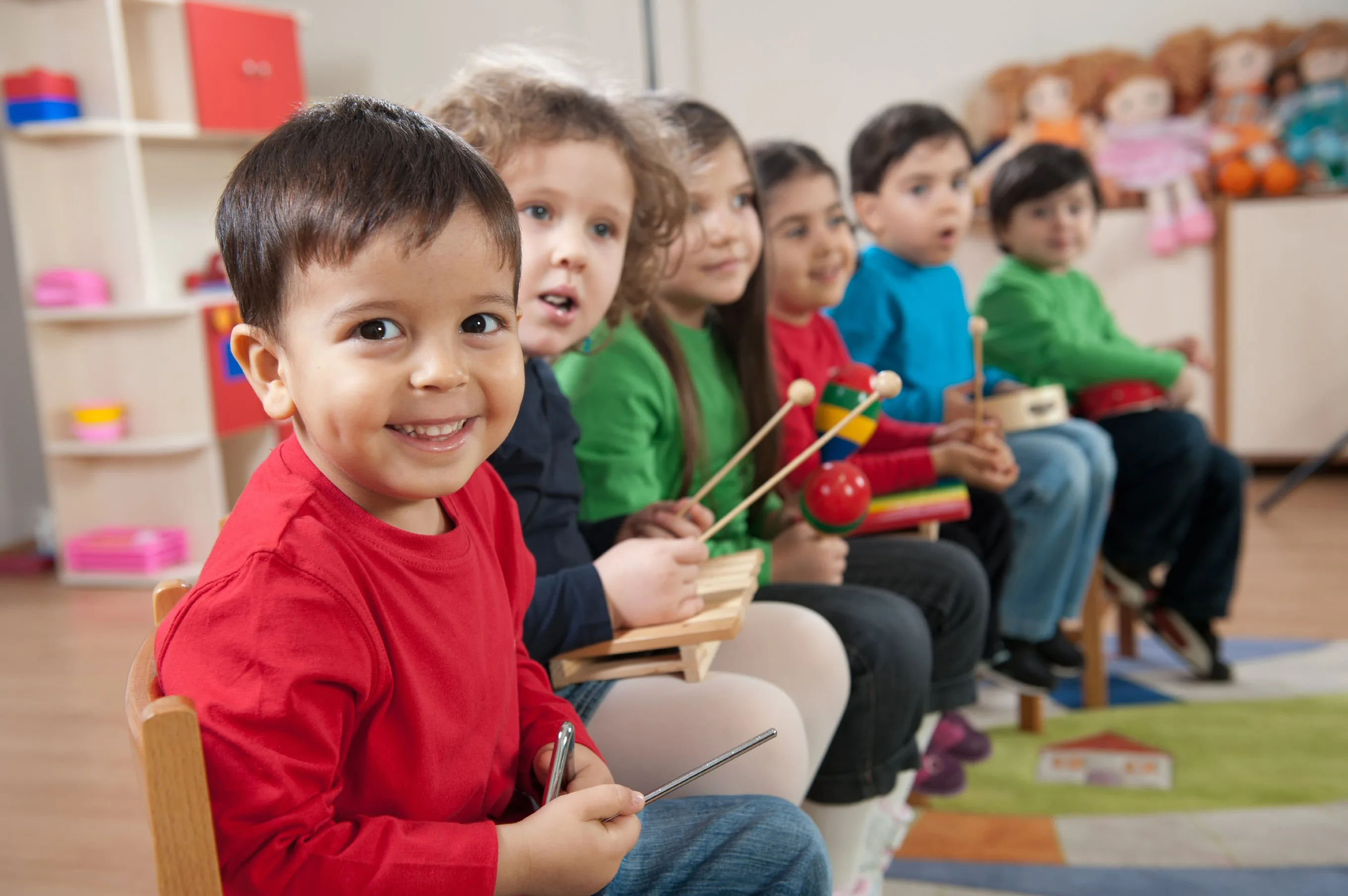 Crianças em atividade escolar no Universo Colorido em Cubatão